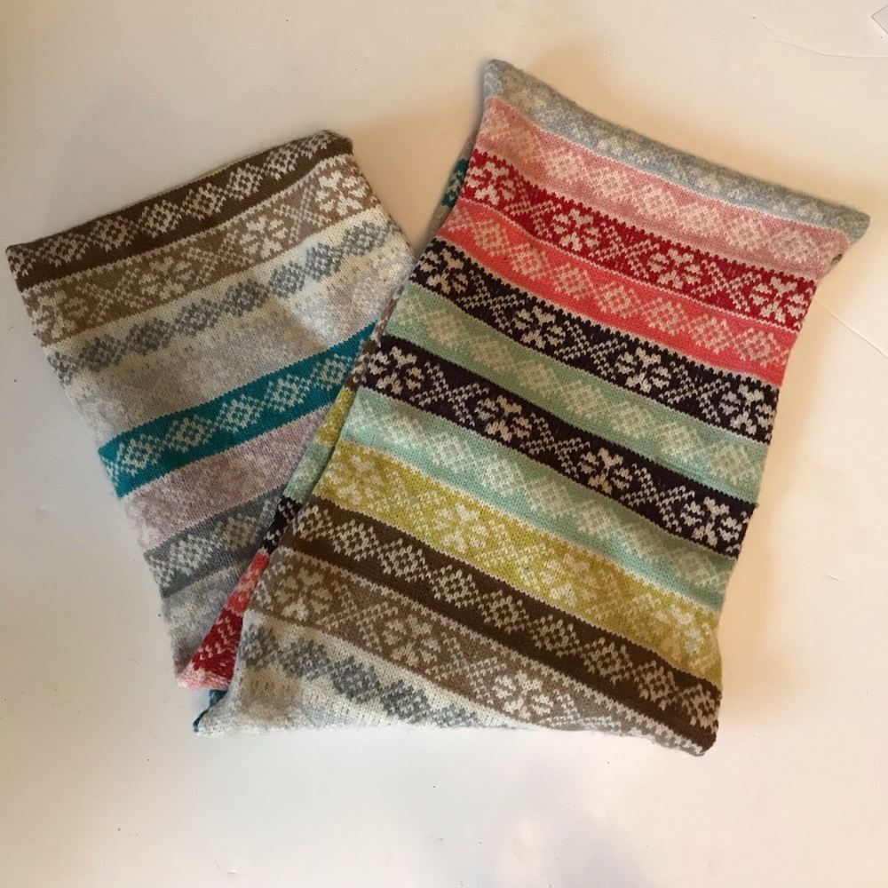 Cut infinity GAP scarf